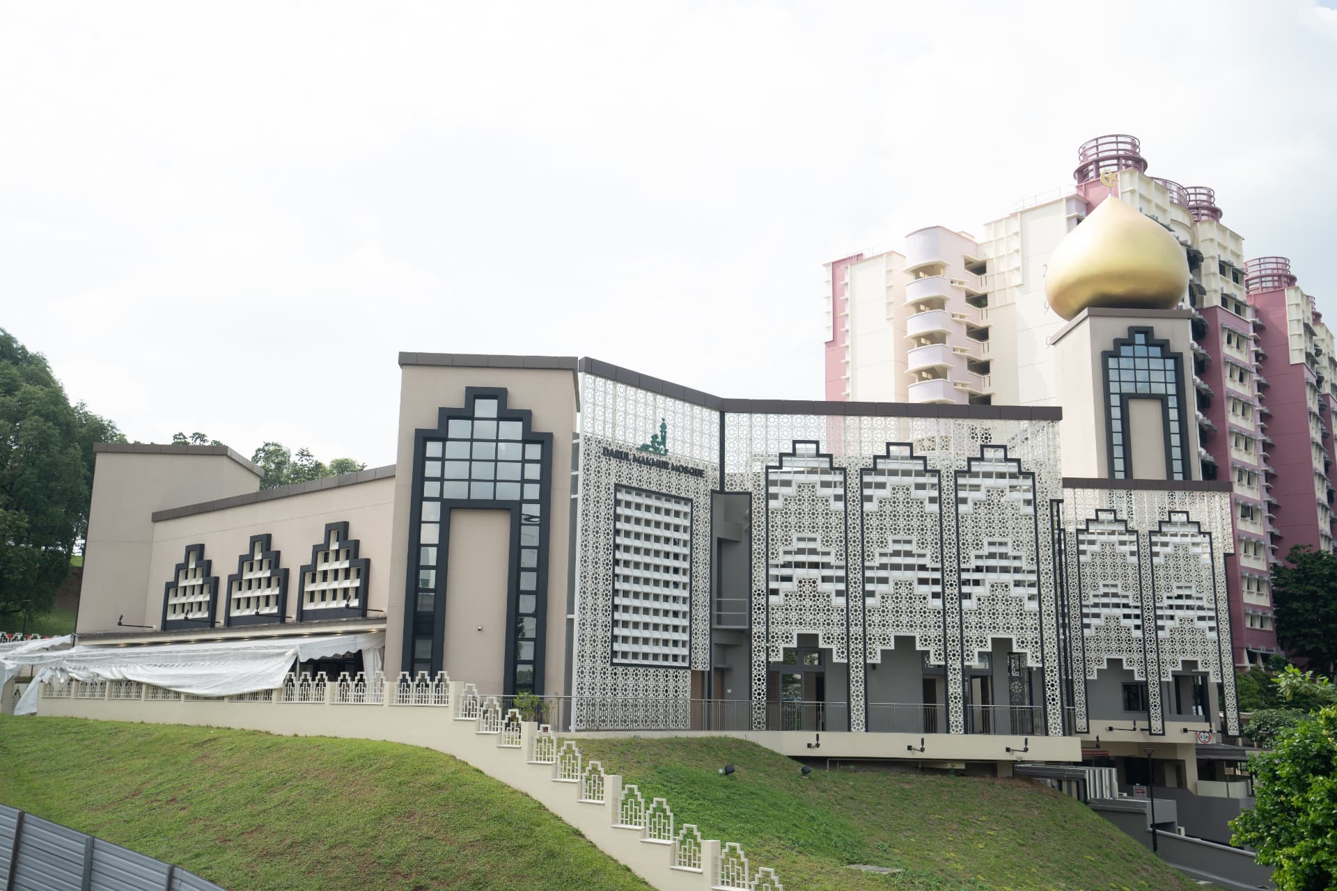 Masjid Darul Makmur exterior in Yishun